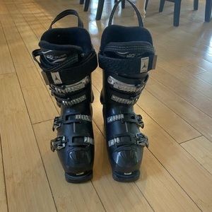 Atomic Ultra Hawk 80 women’s ski boots.